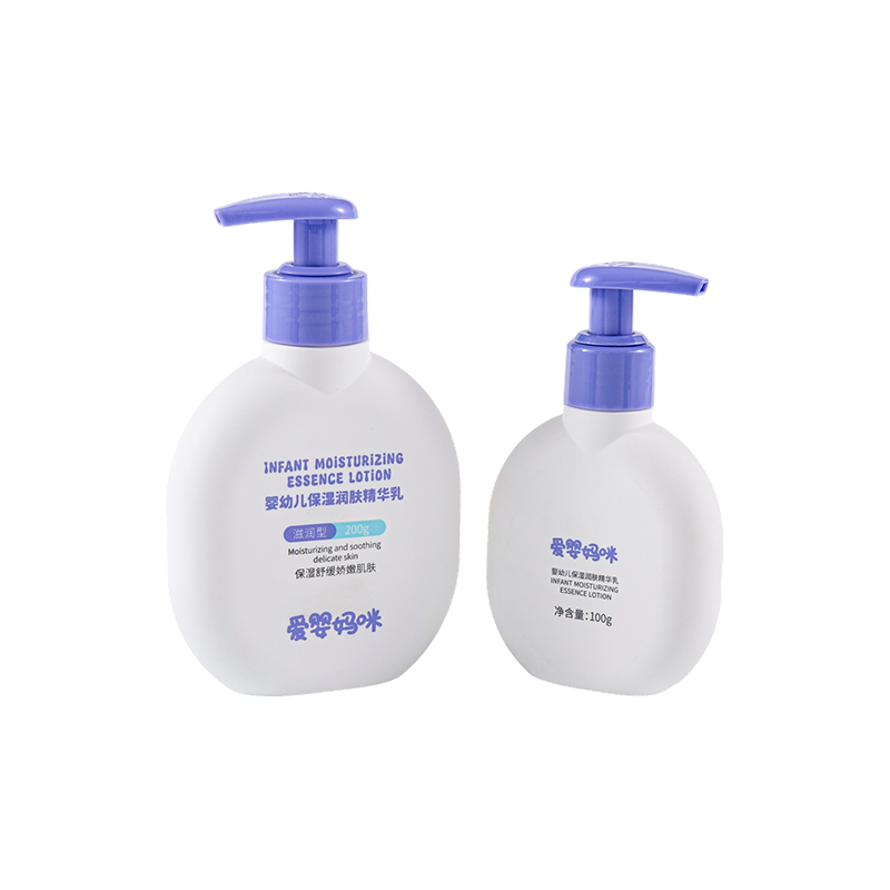 Простая и красивая круглая полиэтиленовая бутылка с фиолетовой крышкой.